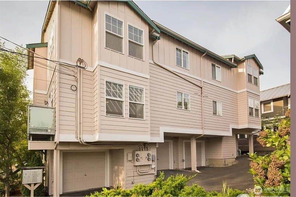 1920 E Union St Apt 104