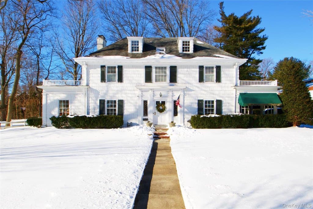 6 Emmet Pl, Garden City