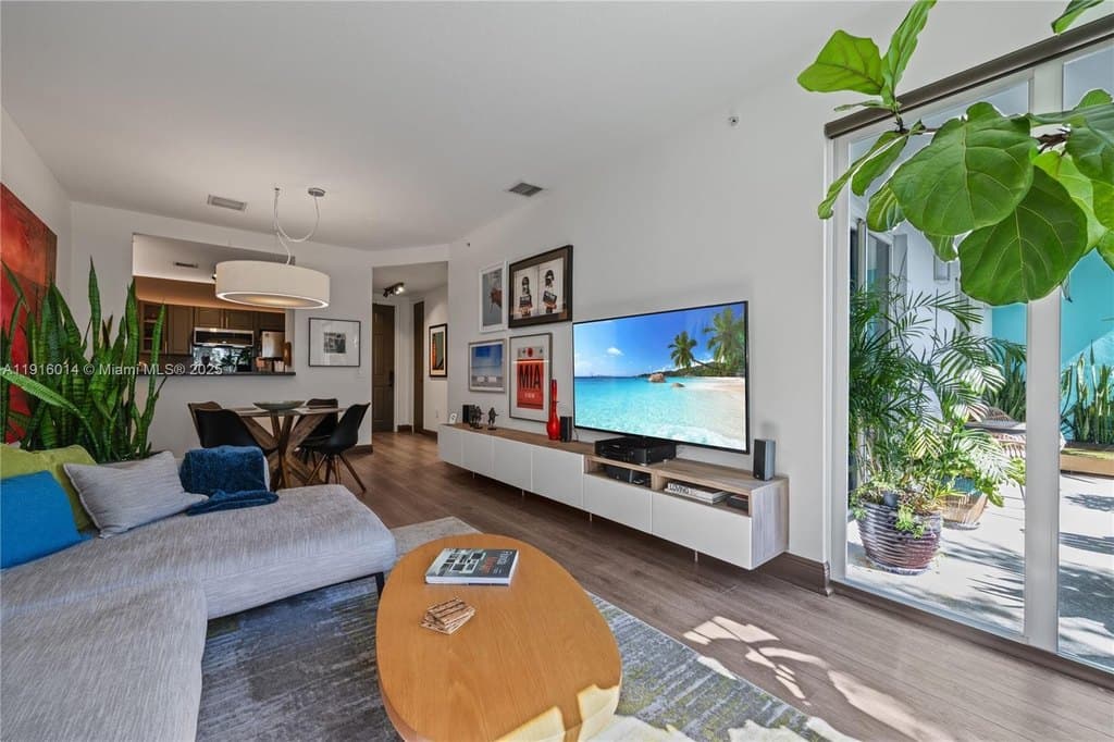 652 NE 63rd St Apt 403