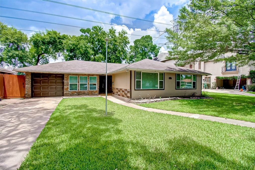 4804 Saxon St, Bellaire