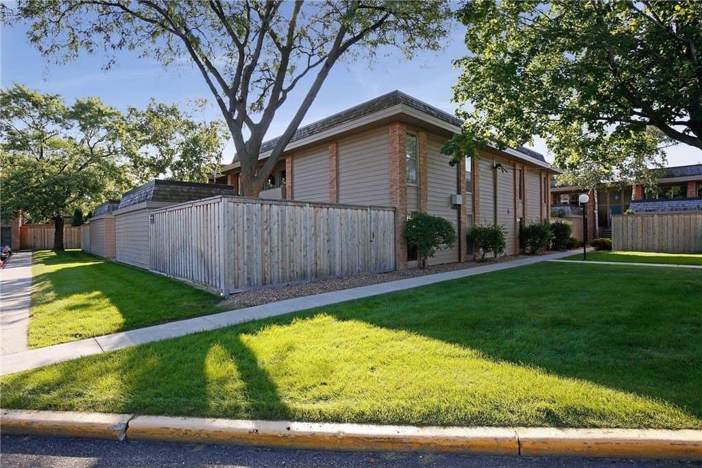 6305 Colony Way Apt 1A, Edina