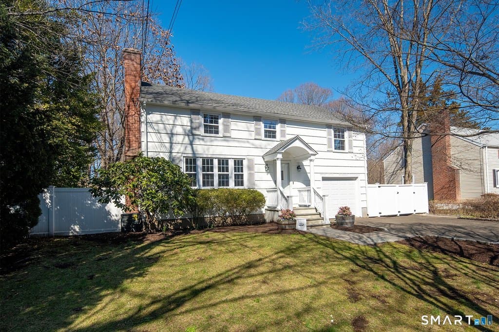 54 Camp Ave, Darien