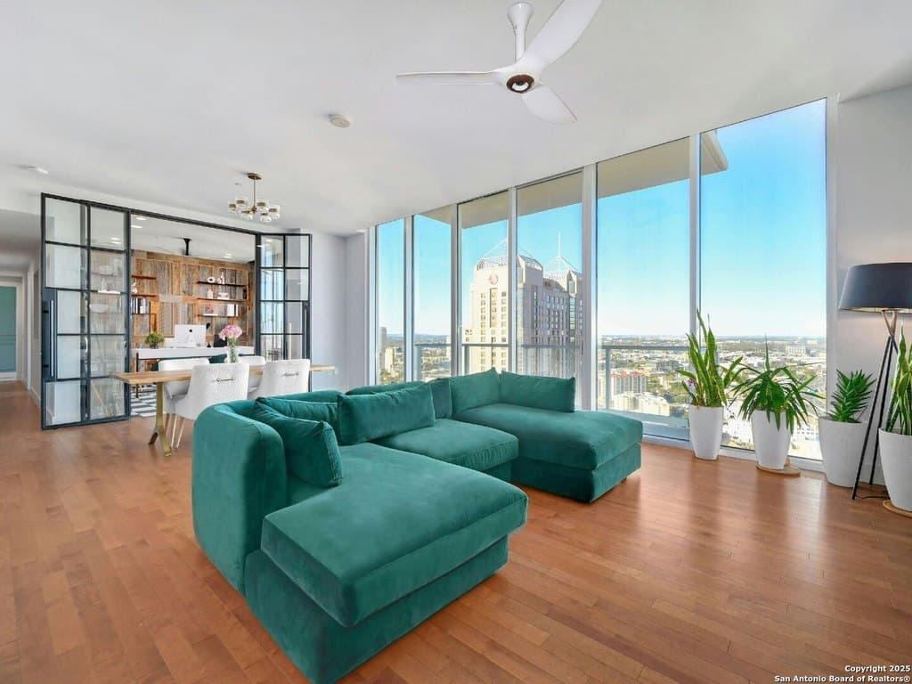 610 E Market St Unit 2816, San Antonio