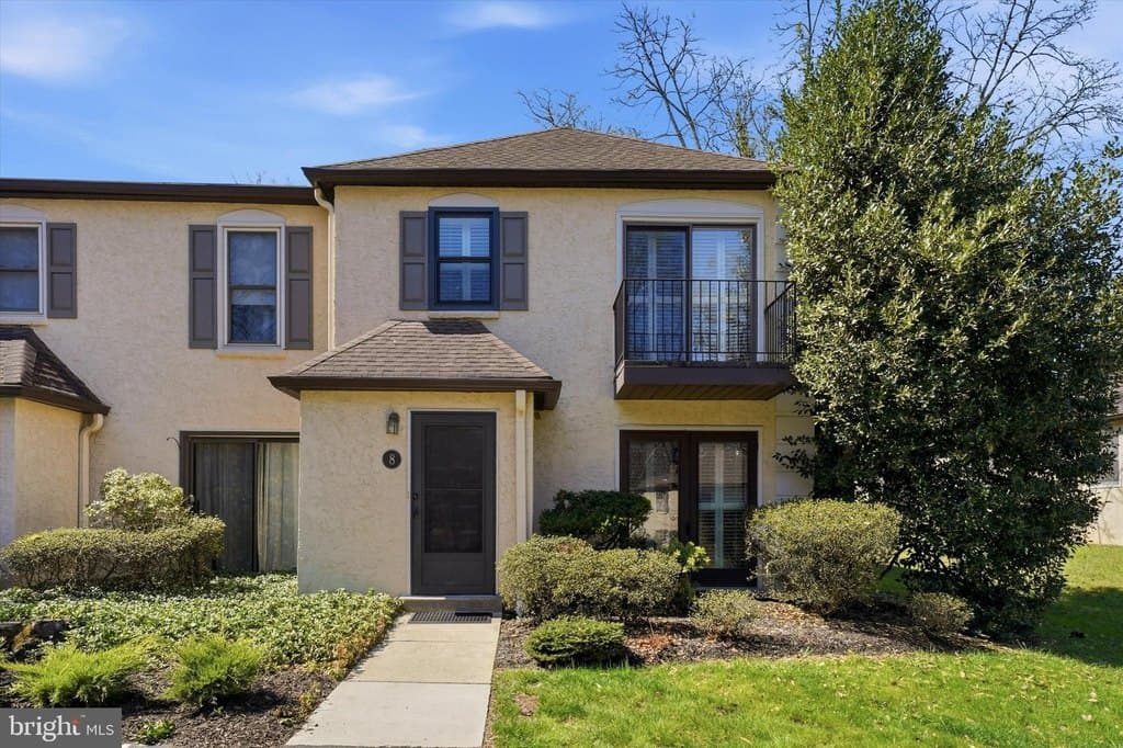 8 Summit Dr, Bryn Mawr