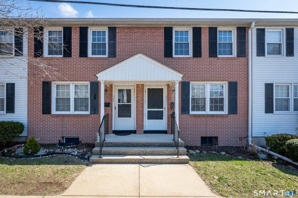 221 Sylvan Knoll Rd, Stamford