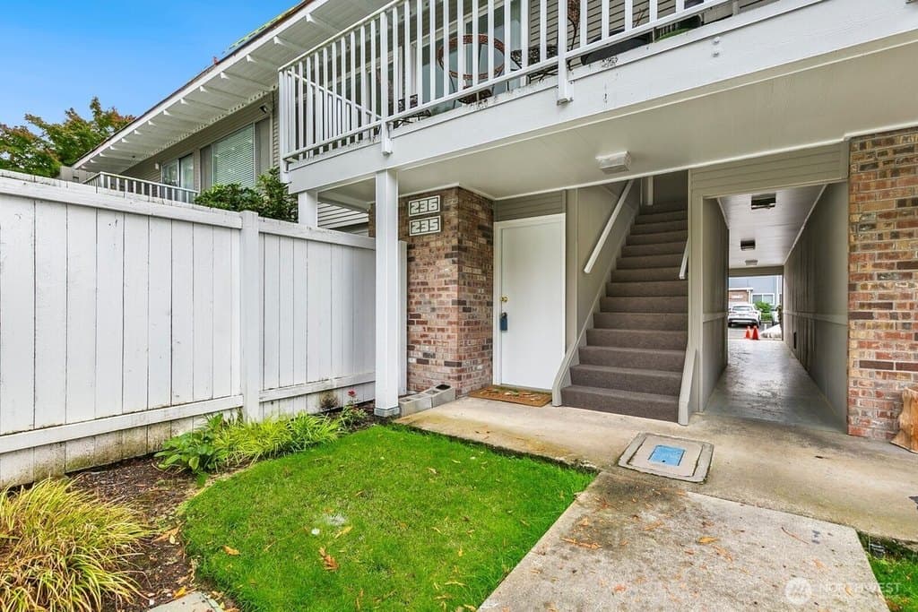 5722 122nd Pl SE Apt 235, Bellevue