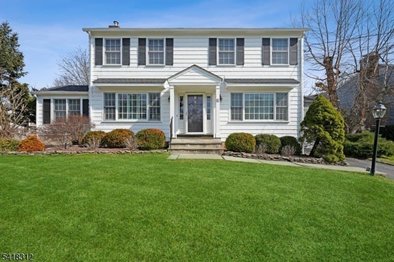 8 Dunnder Dr, Summit