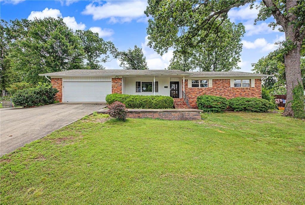 1308 W Birch Dr, Rogers