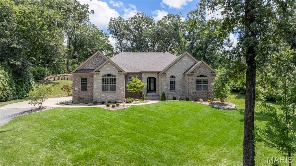 5 Watch Hill Rd, Ladue