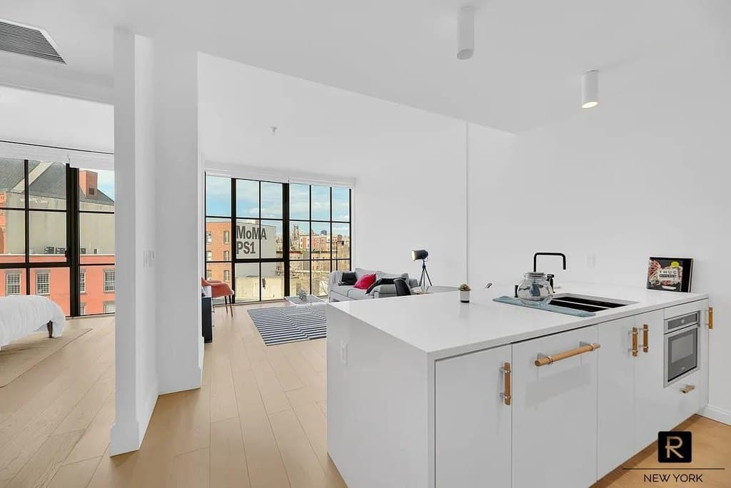22-18 Jackson Ave Unit 421