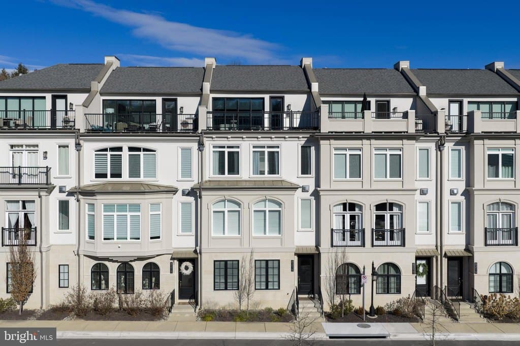 8215 River Rd, Bethesda