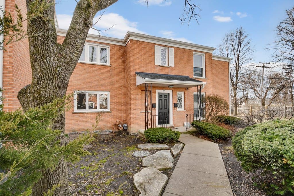 491 Old Surrey Ln Unit B, Hinsdale