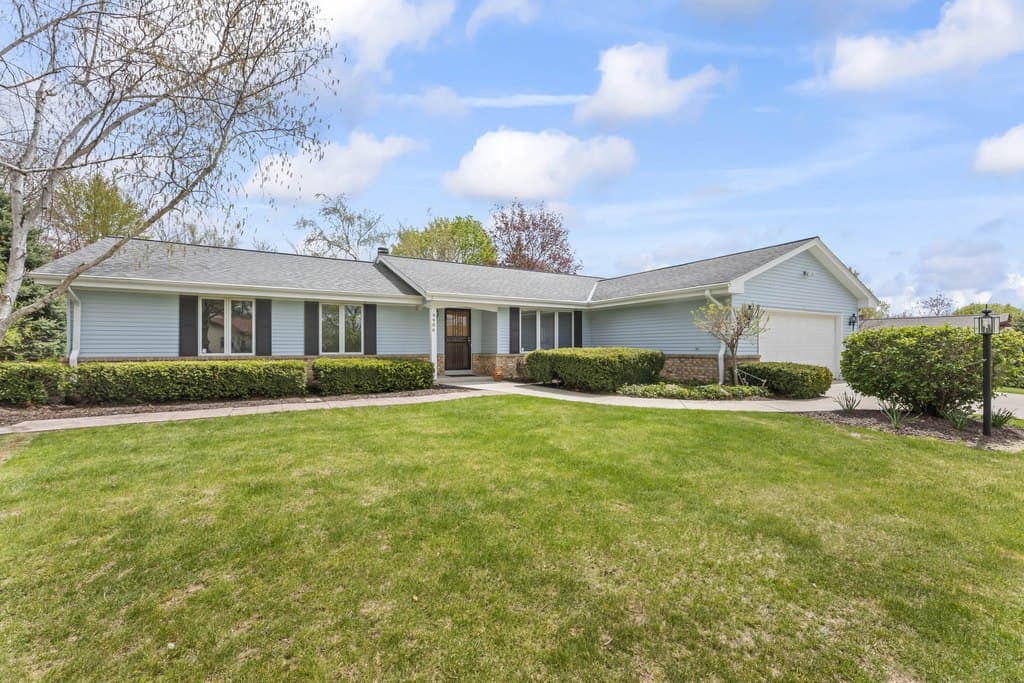 9906 N Concord Dr, Mequon