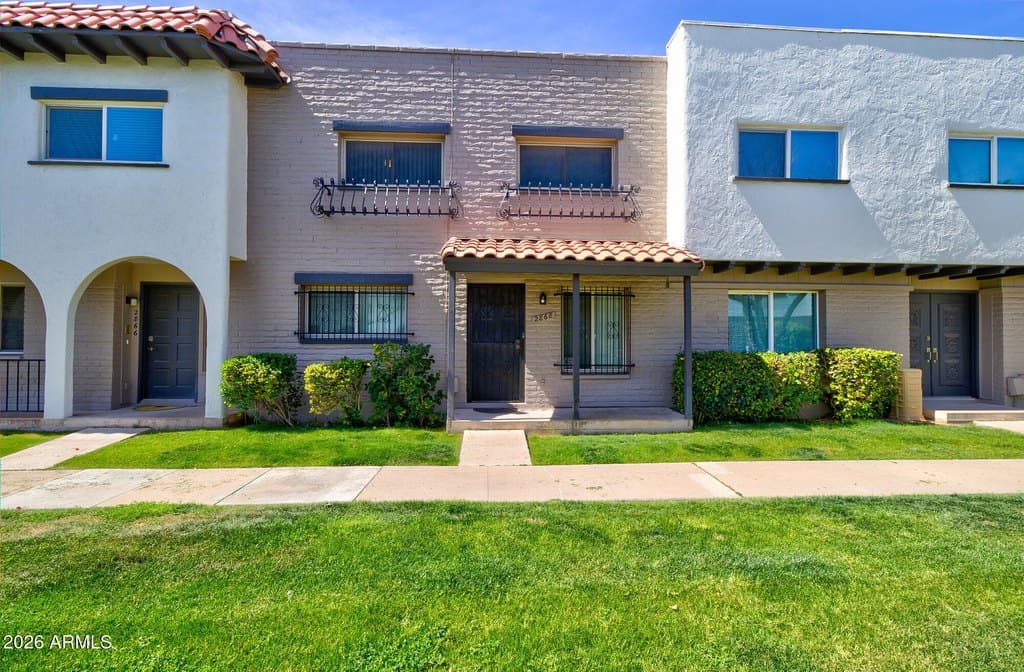 2868 E Clarendon Ave