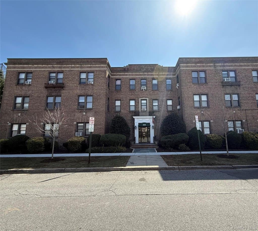 222 7th St Apt 2H, Garden City