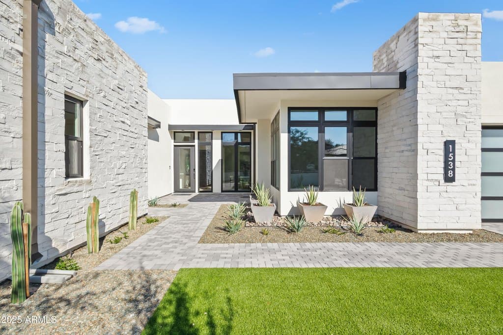 1538 W Wagon Wheel Dr