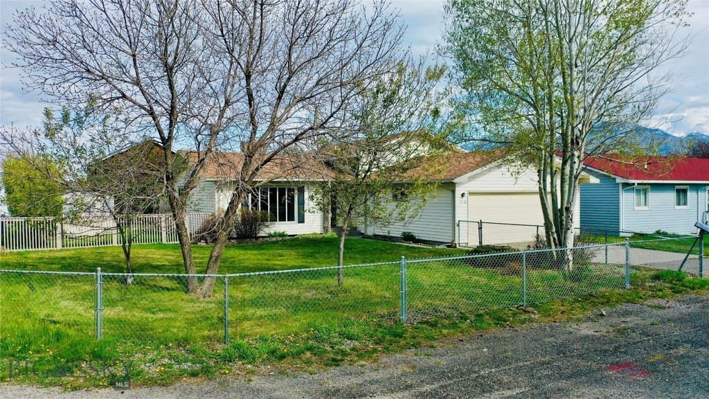 118 Elm Ln, Livingston