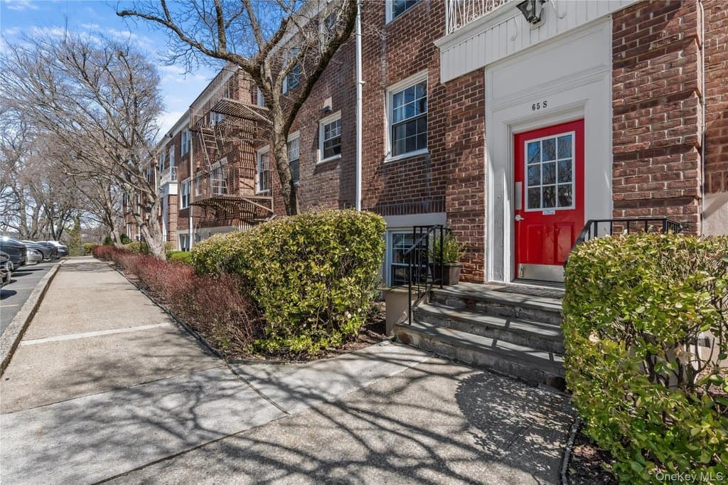 65 Rockledge Rd Apt Tg, Bronxville