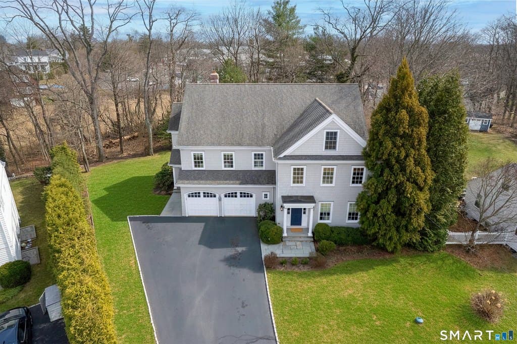 25 Patricia Ln, Darien