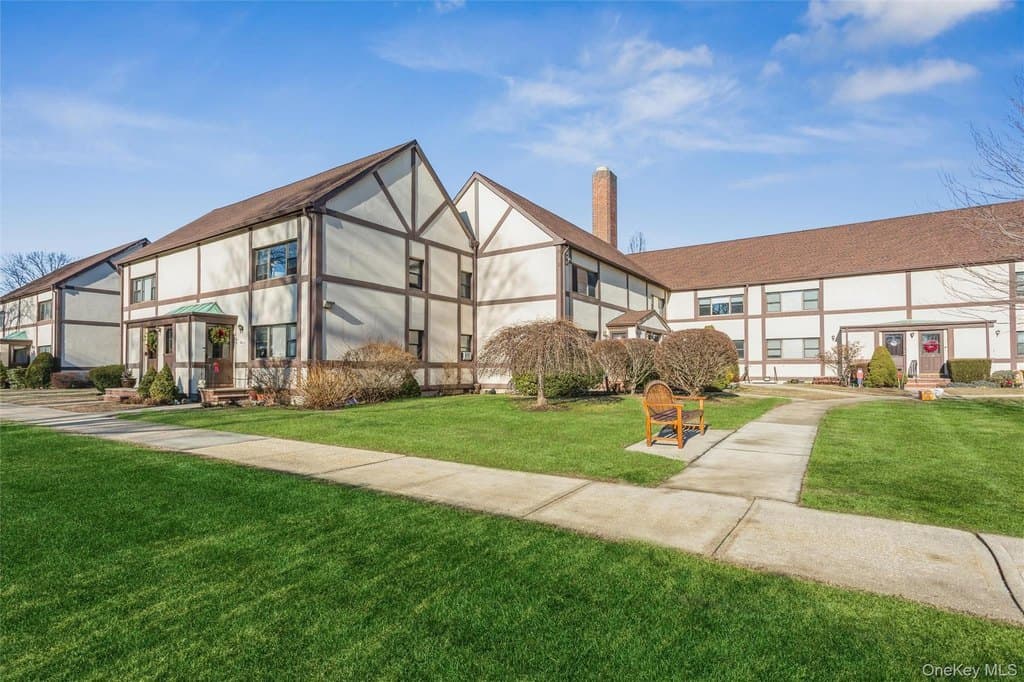 107 15th St Apt E1, Garden City