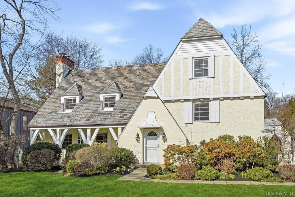 27 Valley Rd, Scarsdale