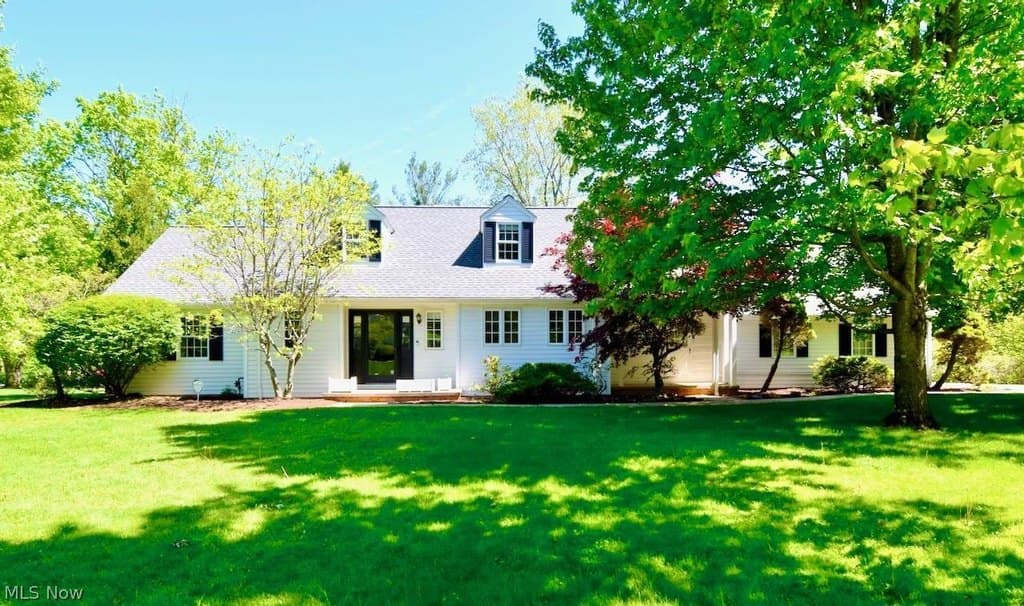 13 Daisy Ln, Pepper Pike