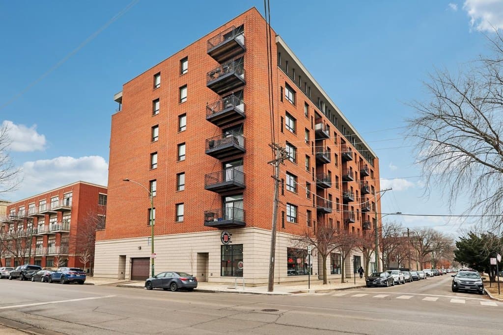 974 W 35th Pl Apt 302