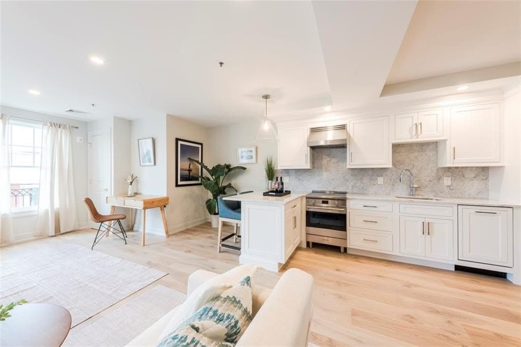 10 Brown and Howard Wharf Unit 106, Newport