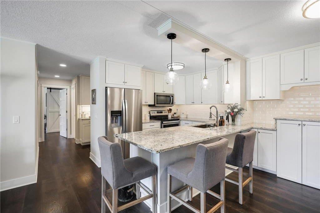 10511 Cedar Lake Rd Apt 212, Minnetonka