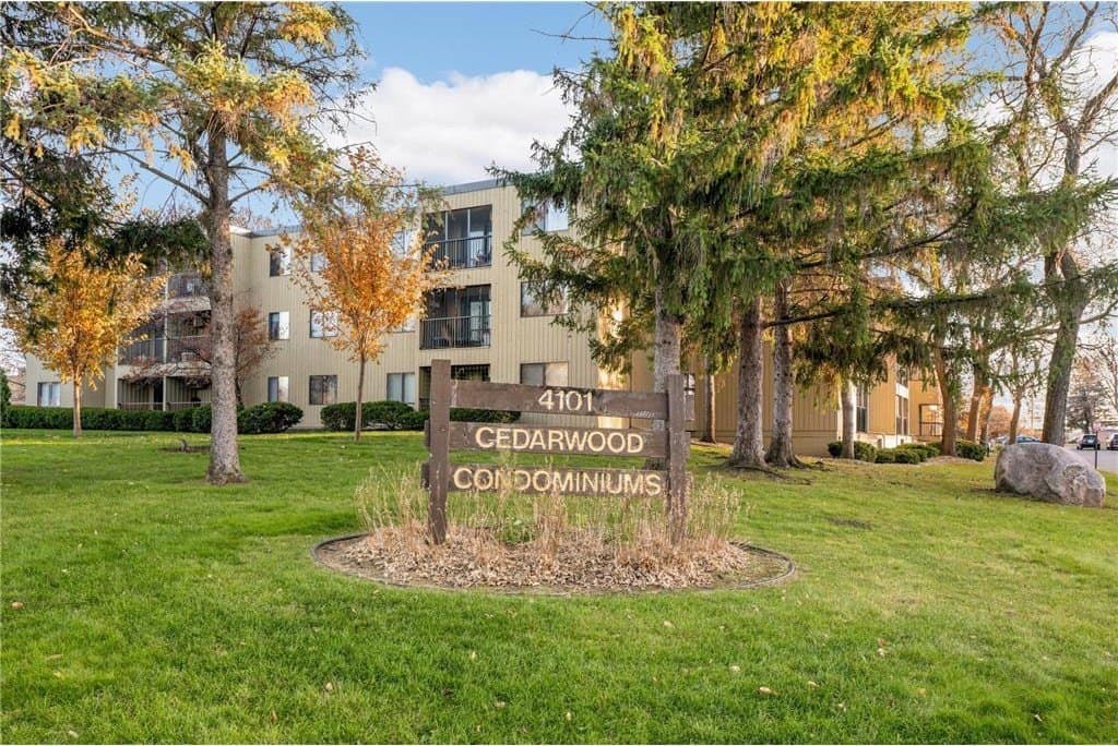4101 Parklawn Ave Apt 121, Edina