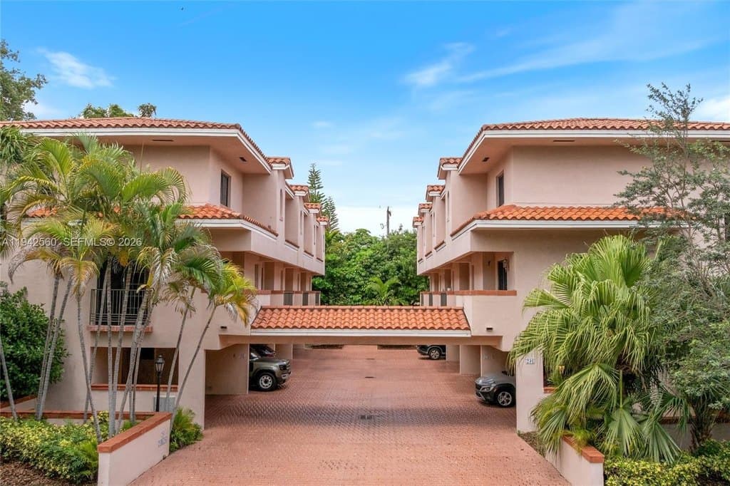 231 Majorca Ave Apt C, Coral Gables