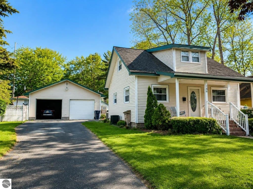 146 E Sixteenth St, Traverse City