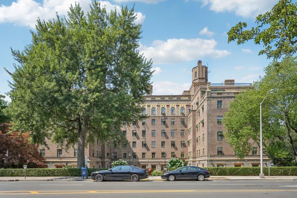 160 Middle Neck Rd Apt 2C, Great Neck