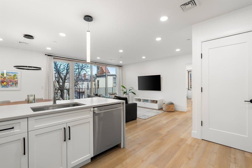 3171 Washington St Unit 204