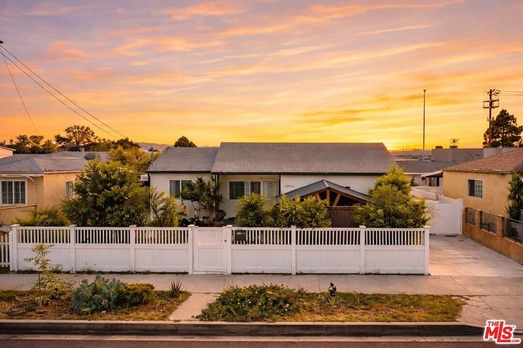 10554 Lanark St, Sun Valley