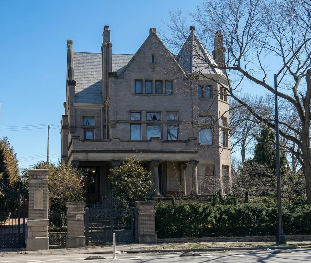 875 E Broad St, Columbus