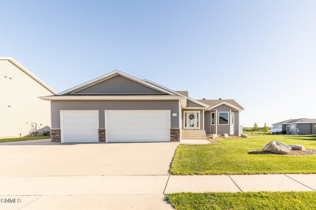 1112 Lasalle Dr W, Bismarck