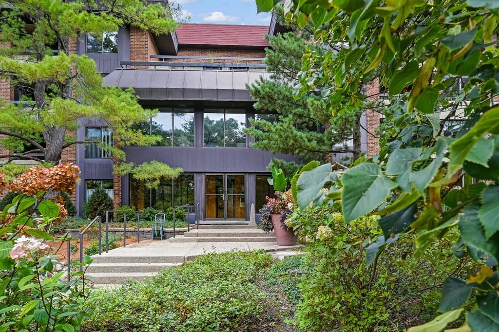 1409 Burr Oak Rd Apt 111A, Hinsdale