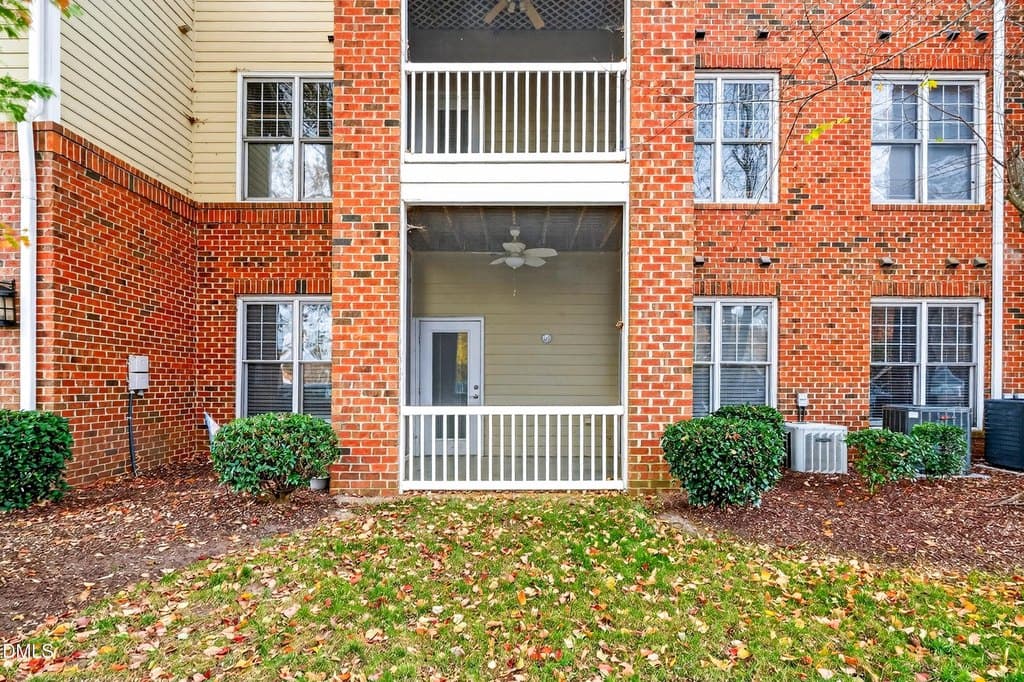 412 Waterford Lake Dr, Cary