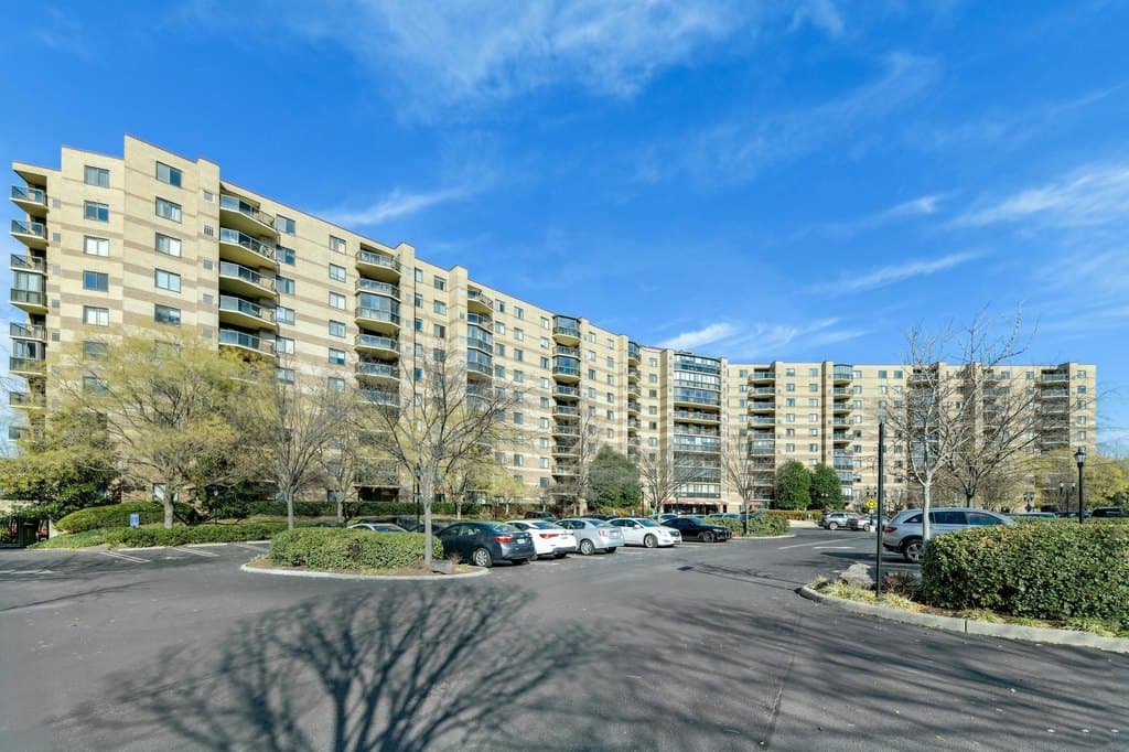 8380 Greensboro Dr Unit 322, McLean