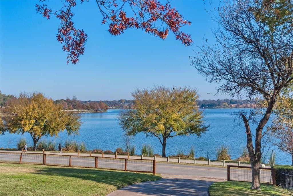 3505 W Lawther Dr, Dallas