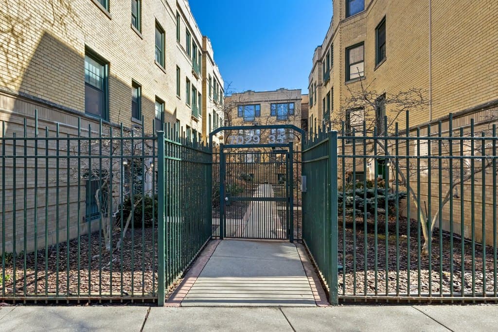 7035 N Sheridan Rd Apt G