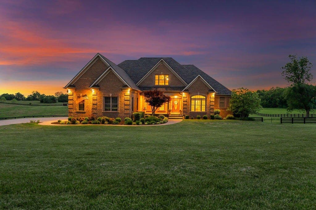 108 Stirling Ln, Versailles