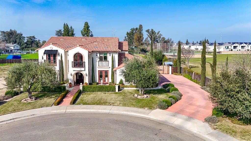 2564 E Sarazen Ave, Fresno