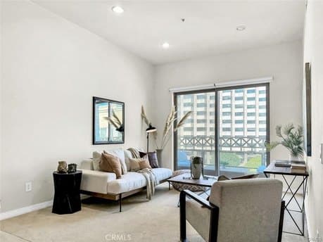 931 E Walnut St Unit 607