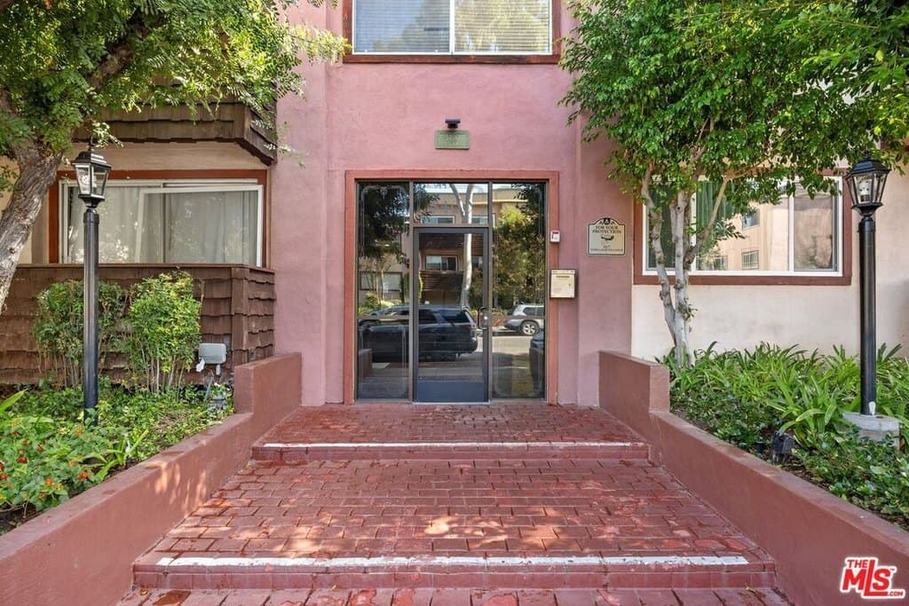 5400 Newcastle Ave Apt 66, Encino