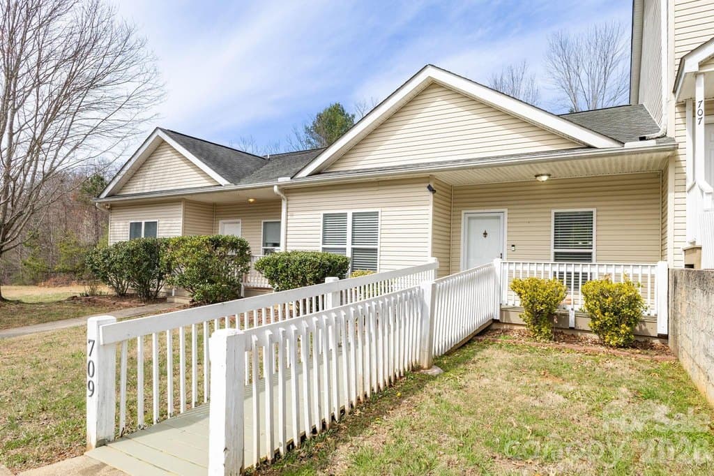 709 Villas Ct, Asheville