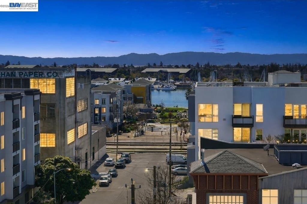 201 4th St Apt 408, Oakland