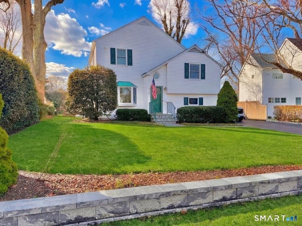 11 Patton Dr, Darien