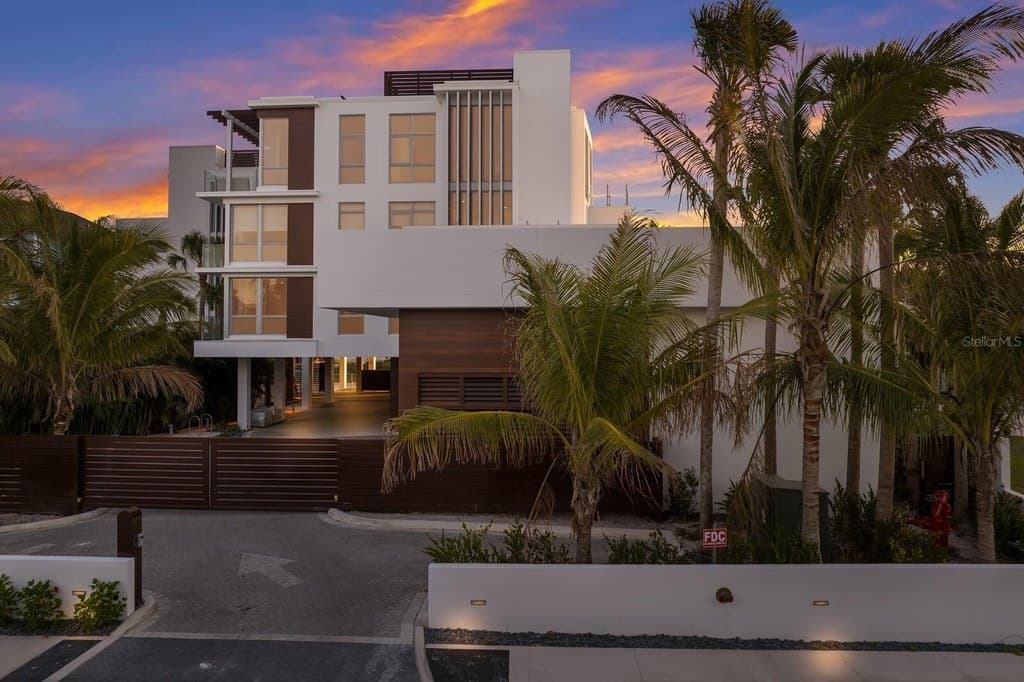 84 Avenida Veneccia Unit 202, Sarasota
